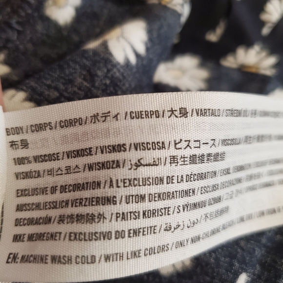 Hollister Cropped Button Up Shirt XS/S Black Tie Front Floral Festival Daisy‎ - Picture 10 of 10